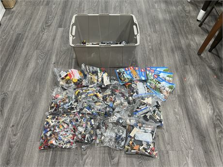 LARGE LOT OF ASSORTED LEGO IN BAGS - SOME LOOSE