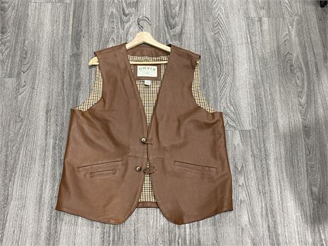 BROWN LEATHER ORVIS VEST - SIZE LARGE