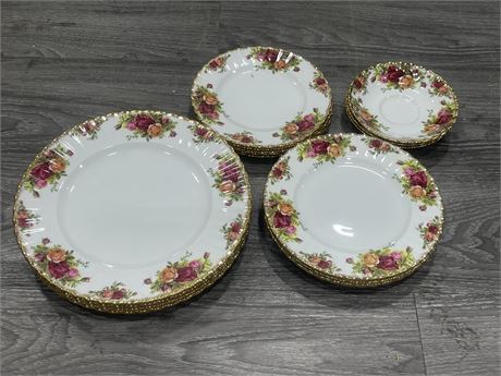 16 ROYAL ALBERT OLD COUNTRY ROSES PLATES