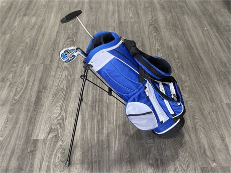 NEW CONDITION KIDS BACKPACK/STAND GOLF BAG W/PUTTER + 2 WEDGES