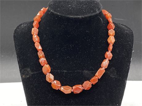 POLISHED HAND CUT AGATE NECKLACE W/BEADING BETWEEN STONES (16”)
