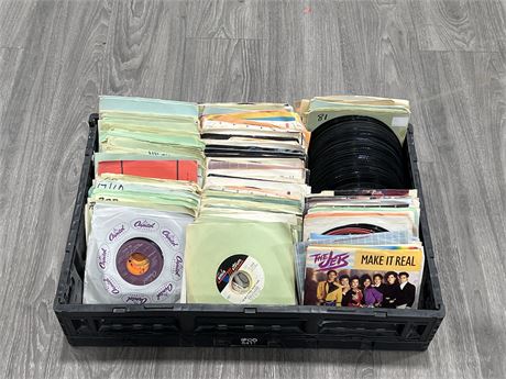 FLAT FULL OF 45RPM RECORDS - PROMOS & ECT - CONDITIONS VARY