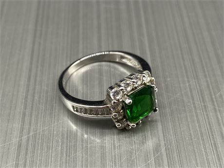 925 STERLING SILVER W/GREEN STONE & CZ STONES LADIES RING MARKED 925