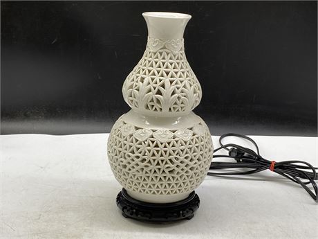 VINTAGE ASIAN RETICULATED PORCELAIN TABLE LAMP (11” TALL)