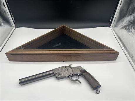 RARE EARLY G & CO GERMAN WW1 FLARE GUN W/ TRIANGULAR DISPLAY CASE