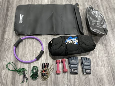 FITNESS LOT - WEIGHTED BAG, SKIP ROPES, MAT, GLOVES, WEIGHTS, ETC