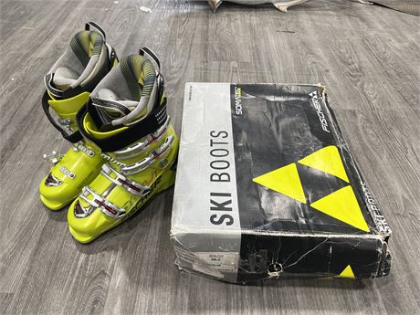 NEW FISCHER SOMA TEC RC4 WORLD CUP 130 SKI BOOTS - SPECS IN PHOTOS