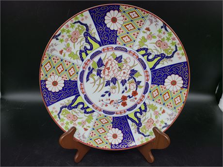 SIGNED IMARI CHARGER PLATE WITH WOOD STAND