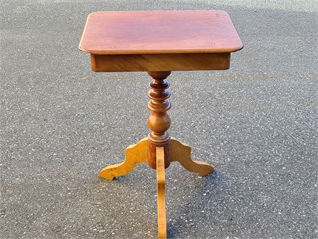 ANTIQUE OAK SIDETABLE WITH COMPARTMENT DRAWER (19.5"x14.5" dm - 27"Height)