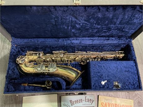 SAXOPHONE “OXFORD” BOOSEY & HAWKES WITH CUSTOM CASE (RARE VINTAGE)