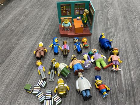 LOT OF 18 EARLY 2000’S SIMPSON FIGURES AND CLASSROOM DIORAMA