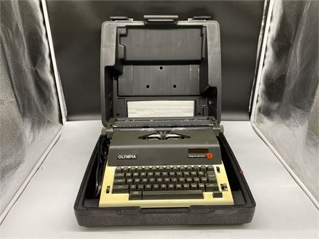 OLYMPIA REPORT ELECTRIC TYPEWRITER (Turns on)
