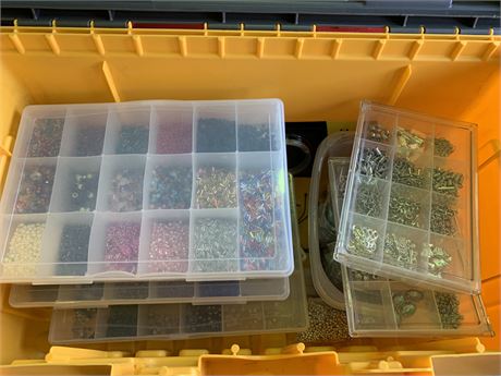 CRAFT BOX WITH ASSORTED BEADS/STRING