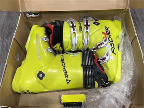 BRAND NEW FISCHER SOMA RC4 WORLD CUP PRO 98 110 SKI BOOTS - SIZE 7.5