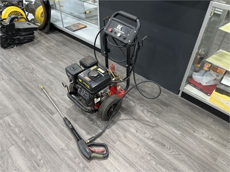 3100 PSI 2.3GPM PRESSURE WASHER - TIRES NEED AIR - UNTESTED AS IS