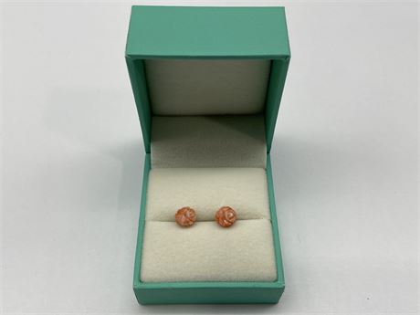 14K GOLD W/CARVED CORAL ROSE STUD EARRINGS IN BOX