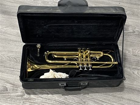 ACADEMY TRUMPET WITH MOUTHPIECE IN CASE