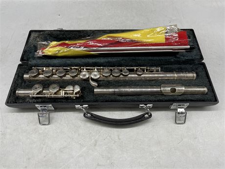 YAMAH 225S II FLUTE IN CASE WITH CLEANER