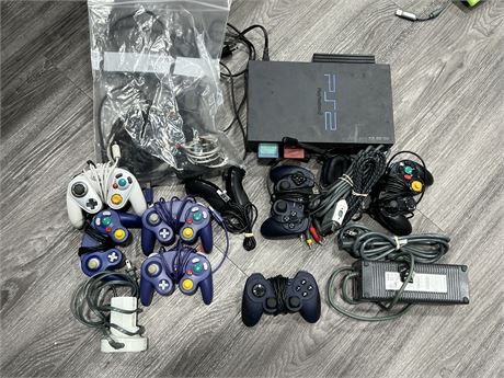 MISC VIDEO GAME LOT - UNTESTED - CONTROLLERS ARE 3RD PARTY