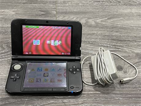 NINTENDO 3DS XL W/CHARGER - WORKING
