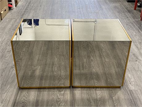 2 VINTAGE MIRRORED END TABLES (20”X20”X21”)