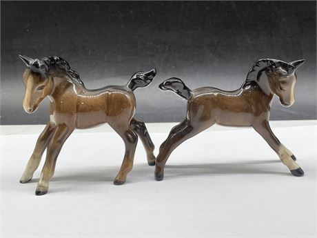 2 VINTAGE SMALL BESWICK COLTS LARGEST 3”