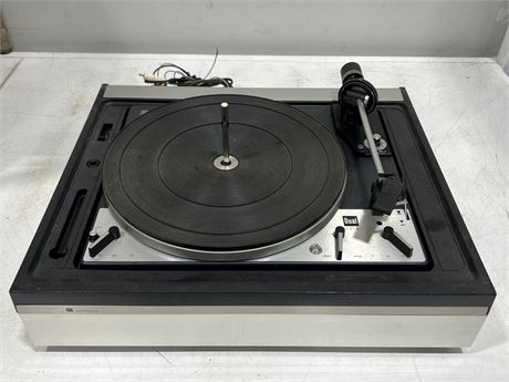 DUAL 1218 TURNTABLE - POWERS UP / SPINS