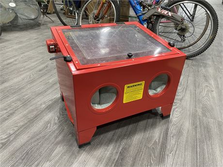 AS NEW SAND BLASTING BENCH TOP CABINET - 24” X 19.5” - INSIDE 23” X 19” X 13.5”