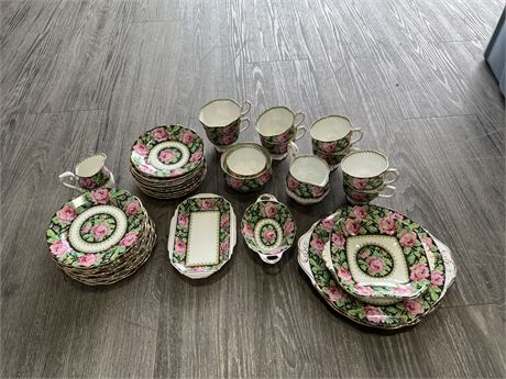 38PC ROYAL ALBERT NEEDLE POINT LUNCHEN CHINA