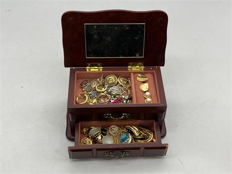 WOOD JEWELRY MUSICAL BOX W/CONTENTS