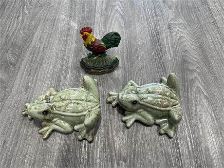 CAST IRON ROOSTER DOOR STOP & 2 POTTERY FROGS - FROGS ARE 6”