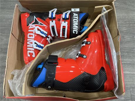 NEW ATOMIC REDSTER FIS 70 SKI BOOTS - SIZE 5 / 5.5