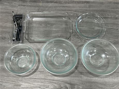 COOKWARE LOT - MISC. ITEMS & BAKING TRAY + 4 PYREX BOWLS