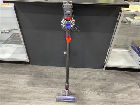 DYSON V7 ANIMAL VACUUM WITH CHARGER