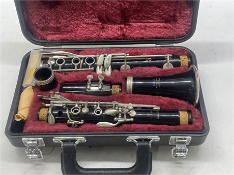 YAMAHA C-100 CLARINET IN CASE - UNSURE IN FULLY COMPLETE
