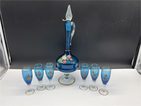 VINTAGE BLUE ART GLASS GOLD TRIM FLOWER MOTIF FOOTED DECANTER W/ GLASSES 16”