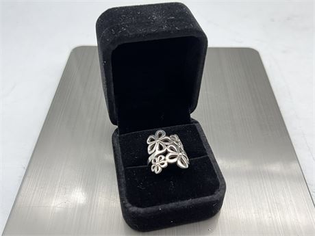 925 STERLING SILVER LADIES RING IN CASE