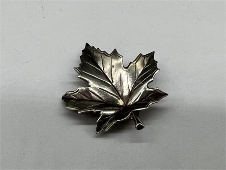 1950s STERLING MAPLE LEAF PIN / BROOCH - LARGE SIZE
