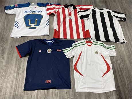 5 SOCCER JERSEYS (Only 1 has size)
