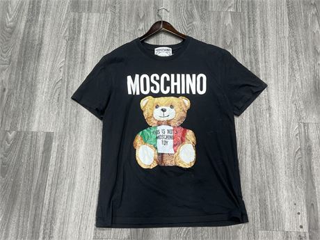 MOSCHINO COUTURE MILANO T SHIRT - SIZE L