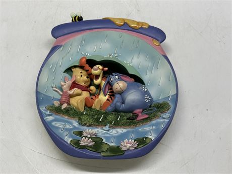 BRADFORD EXCHANGE LE 3D WINNIE THE POOH PLATE - MINT / SEE PHOTOS (6” WIDE)