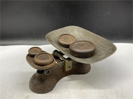 SMALL ANTIQUE SCALE W/ WEIGHTS - SCALE IS 11”x10”