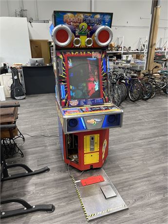 ROCK N TREAD 2 ARCADE GAME - POWERS UP, SELECT BUTTON NEEDS REWIRING (80” tall)