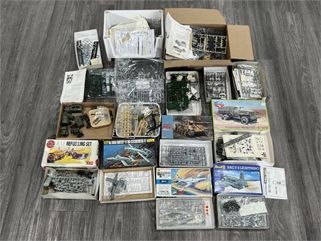LOT OF WORLD WAR MODEL KITS / PARTS - SOME UNBUILT, SOME PARTIALLY BUILT
