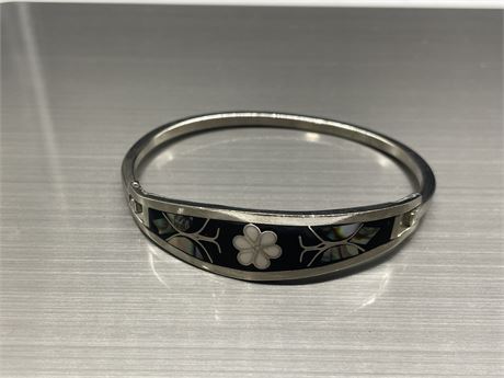 MEXICAN SILVER W/ABALONE INLAY HINGED BANGLE