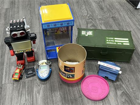 LOT OF MISC TOYS INCLUDING VINTAGE VIEWMASTER SET