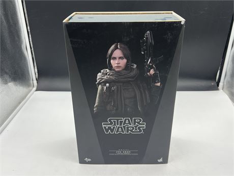 (NEW) STAR WARS JYN ERSO 1/6 SCALE HOT TOYS COLLECTABLE FIGURE