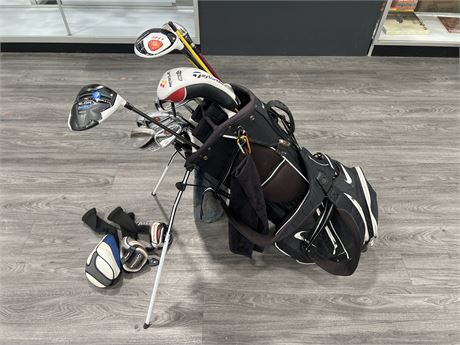 COMPLETE SET OF RIGHT HANDED GOLF CLUBS, TITLEIST WEDGES, TAYLORMADE IRONS & ECT