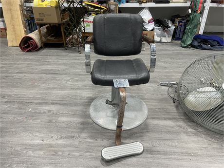 VINTAGE MADE IN ITALY SUPUR BARBER CHAIR