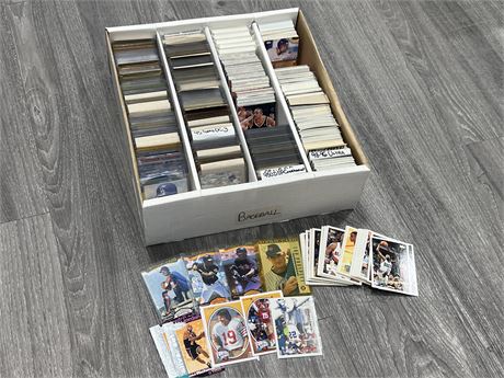 FLAT OF SPORTS CARDS - MANY ROOKIES - MAJORITY IN TOP LOADERS